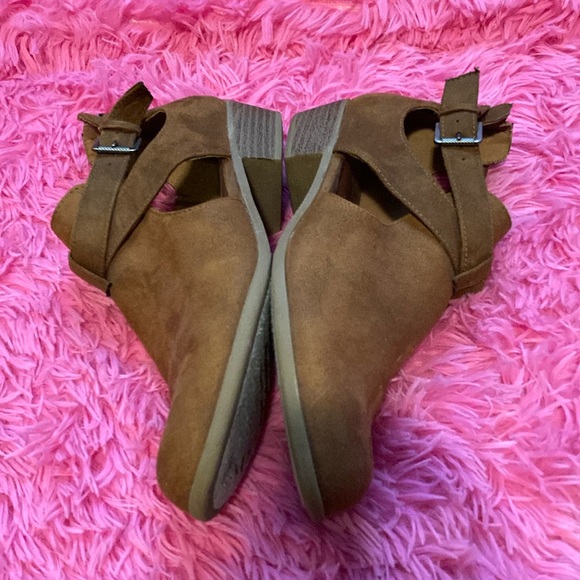 Indigo Rd. tan pointed toe cross buckle strap zip closure booties size 9 - Picture 6 of 9
